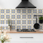 Marinho azul-amarelo-mediterrâneo Na moda branco<br><div class="desc">Um belo padrão decorativo original mediterrânico,  original e belo,  em azul marinho e amarelo num azulejo cerâmico branco de fundo.</div>