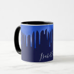 Marinho azul real brilha nome script caneca<br><div class="desc">Cor azul de fundo do marinho. Decorado com pingos de brilho azul real,  com pingos de tinta pingando. Personalize e adicione um nome,  escrito com um moderno script de estilo escrito à mão.</div>