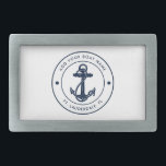 Marinho  Barco Azul com Nome de Barco Ancorante Ná<br><div class="desc">Adicione o nome e a localização do seu barco ou capitão clicando no botão "Personalizar" acima. Coloque a vela em estilo com o nosso barco personalizado de temas náuticos, o companheiro máximo para as vossas aventuras marítimas. Esta fivela de cinto ostenta um design bonitinho inspirado pelas maravilhas do oceano, apresentando...</div>