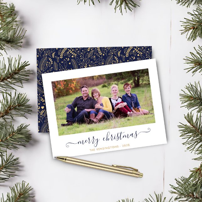 MARINHO BUDGET Blue Dourado Script Foto de Natal (BUDGET Navy Blue Gold Script Christmas Photo Card)