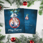 Marinho  de Prata  Cartões de foto de Natal Azul<br><div class="desc">Um par de sinos prateados com um arco azul, Holly e galhos de pinheiro adornam o Enfeites de natal que fotografa a foto, neste cartão de Natal com cor d'água, feito com um estoque de papelão mais leve e um tamanho menor para economizar dinheiro e árvores. O fundo é uma...</div>