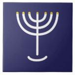 Marinho Dourado Branco Menorah<br><div class="desc">Azulejo azul branco de ouro Menorah. Personalize adicionando seu próprio nome. Para fazer deste seu próprio design 'Clique para personalizar mais' ... ou 'Transferir este design' para impressão o mesmo design em um produto diferente. De onde vem o Menorah? Ela vem da Bíblia, no livro de Êxodo, no capítulo 25...</div>