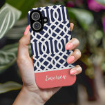 Marinho e Coral Trellis Monograma<br><div class="desc">capa de telefone personalizada na moda em cores azul marinho, coral e branco. Este design apresenta um padrão de treliças marroquino pré-disquete. Personalize-o com seu nome ou outro texto personalizado em uma fonte moderna de monograma de script. Use as ferramentas de design para escolher qualquer cor de fundo, editar as...</div>