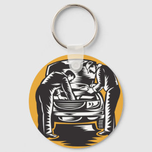 Mecânica Trabalhando Em Um Chaveiro De Carro