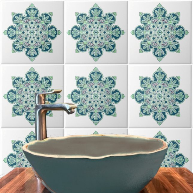 Medalhão de Azulejos cerâmicos com verdes leves e  (Green medallion tile  in bathroom.)