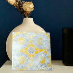 Medalhão de Beige Amarelo, Olhador de Pedra, em Di<br><div class="desc">Design de azulejo de cerâmica decorativa única,  com um mosaico de medalhão amarelo e bege,  em carapaça angustiada.</div>