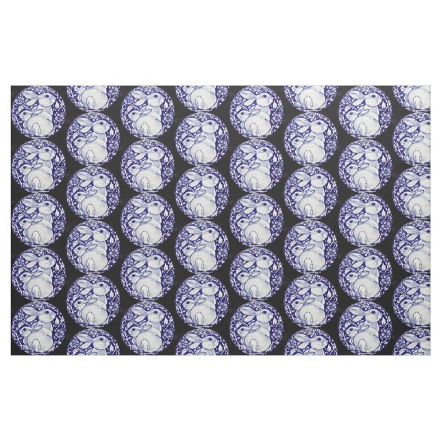 Medalhão de Coelho Azul e Branco Tecido Negro (Fat Quarter)