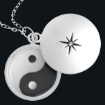 Medalhão Yin-Yang<br><div class="desc">O yin-yang são dois conceitos do taoísmo,  que expõem a dualidade de tudo o que existe no universo. Descreve as duas forças fundamentais opostas.</div>