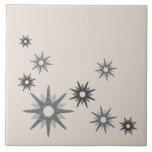 Médio moderno de Starburst Silver Azulejo Cerâmico<br><div class="desc">Médio moderno do século com inspiração de design com rajadas retrógradas vintage em tons de cinza prateada sobre um fundo leve. Design simples e limpo moderno.</div>