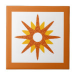 Médio Moderno do século Design Laranja Starburst<br><div class="desc">Design moderno com um solteiro laranja de rajada em fundo branco, enquadrado em laranja brilhante. Design simples e limpo moderno. Um design de uma coleção coordenadora. Crie seu próprio azulejo personalizado carregando uma nova imagem ou use o botão "mensagem" para entrar em contato com o designer para obter ajuda. Para...</div>