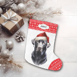 Meia De Natal Grande Black Labrador Retriever Santa Hat<br><div class="desc">A frente desta meia de Férias mostra uma imagem de um majestoso negro Labrador Retriever vestindo um chapéu de Papai Noel. A imagem é colocada sobre um fundo branco, e o dedo e a borda superior são um padrão de floco de neve vermelho e branco. Na borda superior está um...</div>