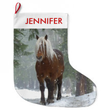 Cavalo Castanho Cênico no Natal da Floresta de inv