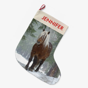 Meia De Natal Grande Cavalo castanho cênico no Natal de uma Floresta d