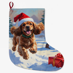Meia De Natal Grande Cocker Spaniel correndo em neve com chapéu de Nata