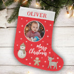 Meia De Natal Grande Cute Snowman Reindeer Gingerpão Snowflake Foto<br><div class="desc">Bonito Snowman Reindeer Gingerbird Man Snowflake Foto Grande Balcão de Natal. Uma meia de natal bonitinha com bonito boneco de neve,  renas e gengibre em um fundo vermelho com flocos de neve brancos. Adicione seu nome e foto.</div>