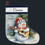 Meia De Natal Grande Guitarra Cute Snowman Personalizada<br><div class="desc">Traga alegria de férias para sua casa com nossa Bela Neve Guitarra Grande Banheira de Natal! Ideal para presentes e doces,  é um encantador acréscimo às suas festividades. Personalize com esse nome especial e ano por uma maravilhosa manutenção! Designs exclusivos criados para você do My Baby Boutique!</div>