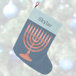 Meia De Natal Grande Hanukkah Rustic Menorah Cute Kids Chrismukkah<br><div class="desc">Para crianças em famílias mistas, essas meias personalizadas de "Natal" de Chanucá unem as fés. Projetadas com um fundo azul escuro e um design azul claro e claro impresso para "punho" essas estocações de feriado apresentam um menorá de madeira falsa e o nome da criança (ou adultos!) impresso em azul...</div>