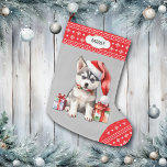 Meia De Natal Grande Limite do Floco de Neve do Rouco Cute Santa Hat<br><div class="desc">A frente desta estocada de Férias mostra uma imagem de um adorável filhote Husky Siberiano vestindo um chapéu de Papai Noel e sentado ao lado de pacotes de presentes. A imagem é colocada sobre um fundo de cinza prateada, e o dedo e a borda superior são um padrão vermelho e...</div>