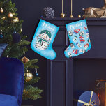 Meia De Natal Grande Luzes brilhantes Maravilhas de inverno Snowman Nat<br><div class="desc">Este padrão de ilustração bonito e lúgubre é perfeito para a época de Natal. Apresenta neve desenhada à mão e pintada a aquarela em diferentes cenários. O da frente é um boneco de neve enfiado em luzes brilhantes. O padrão no verso inclui uma bola de neve malabarista, uma enrolada em...</div>