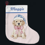 Meia De Natal Grande Ouro Retirador Puppy no Blue Damask Santa Hat<br><div class="desc">Esta estocagem de Natal apresenta o design do milênio com um Ouro de Retirador de  em um Chapéu Santa Azul e Branco,  em um fundo cor-de-rosa. Você pode personalizar com um nome em uma fonte azul-marinho cursiva.</div>
