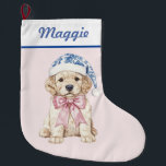 Meia De Natal Grande Ouro Retirador Puppy no Blue Damask Santa Hat<br><div class="desc">Esta estocagem de Natal apresenta o design do milênio com um Ouro de Retirador de  em um Chapéu Santa Azul e Branco,  em um fundo cor-de-rosa. Você pode personalizar com um nome em uma fonte azul-marinho cursiva.</div>
