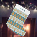 Meia De Natal Grande Padrão de Faixa de Feriado Azul Dourado da feliz<br><div class="desc">Este padrão personalizado de ouro falso e listras azuis pastel estocagem de natal é um cruzamento perfeito para as celebrações de Chrismukkah e Hanukkah. Projetado com celebrações interconfessionais e famílias misturadas, este estoque de férias personalizado apresenta faixas alternadas de azul pastel com menorras douradas e azul profundo com árvores de...</div>