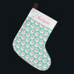 Meia De Natal Grande Papai Noel em Natais vintages de Chapéu Rosa<br><div class="desc">Este estilo de vintage com a estocagem de Natal traz ilustrações retrógradas de rostos de Papai Noel vestidos com bonito chapéus de Papai Noel cor-de-rosa contra um fundo verde de menta padronizado. Há um ponto no topo para adicionar um nome no script de coordenação rosa ou escrevendo cursivo.</div>