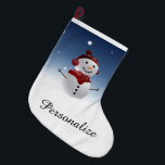 Meia De Natal Grande Parada de Natal do Snowman - Nome Personalizado<br><div class="desc">Bonita estocação de Natal personalizada com bonitão. Este único boneco de neve 3D tem um chapéu vermelho, protetores auriculares e cachecol. Ele tem o clássico design de boneco de neve, com olhos rochosos pretos, nariz de cenoura, carvões pretos sorriem, três botões na frente e se agarra pelos braços. A terra...</div>