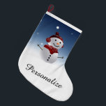Meia De Natal Grande Parada de Natal do Snowman - Nome Personalizado<br><div class="desc">Bonita estocação de Natal personalizada com bonitão. Este único boneco de neve 3D tem um chapéu vermelho, protetores auriculares e cachecol. Ele tem o clássico design de boneco de neve, com olhos rochosos pretos, nariz de cenoura, carvões pretos sorriem, três botões na frente e se agarra pelos braços. A terra...</div>