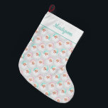 Meia De Natal Grande Pastel Santa Claus Enfrenta Natais vintages<br><div class="desc">Esta meia de natal de estilo vintage apresenta ilustrações retrógradas de rostos de Papai Noel vestidos com bonito hortelã verde e pastel chapéu de Papai Noel colocado contra um fundo de cinza de pomba com padrão. Há um ponto no topo para adicionar um nome na coordenação de scripts verdes ou...</div>