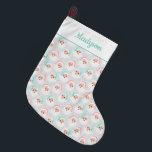 Meia De Natal Grande Pastel Santa Claus Enfrenta Natais vintages<br><div class="desc">Esta meia de natal de estilo vintage apresenta ilustrações retrógradas de rostos de Papai Noel vestidos com bonito hortelã verde e pastel chapéu de Papai Noel colocado contra um fundo de cinza de pomba com padrão. Há um ponto no topo para adicionar um nome na coordenação de scripts verdes ou...</div>