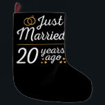 Meia De Natal Grande Recem casados 20 Anos Atrás II<br><div class="desc">Design bonito, perfeito para qualquer um que está casado há 20 anos e para uma cerimônia de renovação do voto de casamento. Ele faz um excelente combinando roupa para casais! recem casados 20 Anos Atrás, citação de um casal que se casou há 20 anos ou casal renovando votos de casamento...</div>
