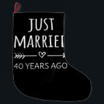 Meia De Natal Grande Recem casados 40 Anos Atrás I<br><div class="desc">Design bonito, perfeito para qualquer um que está casado há 40 anos e para uma cerimônia de renovação do voto de casamento. Ele faz um excelente combinando roupa para casais! recem casados 40 Anos Atrás, citação de um casal que se casou há 40 anos ou casal renovando votos de casamento...</div>