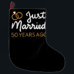 Meia De Natal Grande Recem casados 50 Anos Atrás IV<br><div class="desc">Design bonito, perfeito para qualquer um que está casado há 50 anos e para uma cerimônia de renovação do voto de casamento. Ele faz um excelente combinando roupa para casais! recem casados 50 Anos Atrás, citação de um casal que se casou há 50 anos ou um casal renovando votos de...</div>
