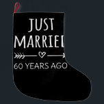 Meia De Natal Grande Recem casados 60 Anos Atrás<br><div class="desc">Design bonito, perfeito para qualquer um que está casado há 60 anos e para uma cerimônia de renovação do voto de casamento. Ele faz um excelente combinando roupa para casais! recem casados 60 Anos Atrás, citação de um casal que se casou há 60 anos ou casal renovando votos de casamento...</div>