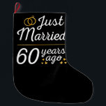 Meia De Natal Grande Recem casados 60 Anos Atrás II<br><div class="desc">Design bonito, perfeito para qualquer um que está casado há 60 anos e para uma cerimônia de renovação do voto de casamento. Ele faz um excelente combinando roupa para casais! recem casados 60 Anos Atrás, citação de um casal que se casou há 60 anos ou casal renovando votos de casamento...</div>