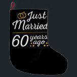 Meia De Natal Grande Recem casados 60 Anos Atrás II<br><div class="desc">Design bonito, perfeito para qualquer um que está casado há 60 anos e para uma cerimônia de renovação do voto de casamento. Ele faz um excelente combinando roupa para casais! recem casados 60 Anos Atrás, citação de um casal que se casou há 60 anos ou casal renovando votos de casamento...</div>