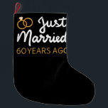 Meia De Natal Grande Recem casados 60 Anos Atrás IV<br><div class="desc">Design bonito, perfeito para qualquer um que está casado há 60 anos e para uma cerimônia de renovação do voto de casamento. Ele faz um excelente combinando roupa para casais! recem casados 60 Anos Atrás, citação de um casal que se casou há 60 anos ou casal renovando votos de casamento...</div>