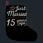 Meia De Natal Grande Recem casados Há 15 Anos<br><div class="desc">Design bonito, perfeito para qualquer um que está casado há 15 anos e para uma cerimônia de renovação do voto de casamento. Ele faz um excelente combinando roupa para casais! recem casados 15 Anos Atrás, citação de um casal que se casou há 15 anos ou casal renovando votos de casamento...</div>