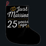 Meia De Natal Grande Recem casados Há 25 Anos<br><div class="desc">Design bonito, perfeito para qualquer um que está casado há 25 anos e para uma cerimônia de renovação do voto de casamento. Ele faz um excelente combinando roupa para casais! recem casados 25 Anos Atrás, citação de um casal que se casou há 25 anos ou casal renovando votos de casamento...</div>