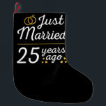 Meia De Natal Grande Recem casados Há 25 Anos<br><div class="desc">Design bonito, perfeito para qualquer um que está casado há 25 anos e para uma cerimônia de renovação do voto de casamento. Ele faz um excelente combinando roupa para casais! recem casados 25 Anos Atrás, citação de um casal que se casou há 25 anos ou casal renovando votos de casamento...</div>