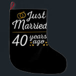 Meia De Natal Grande Recem casados Há 40 Anos<br><div class="desc">Design bonito, perfeito para qualquer um que está casado há 40 anos e para uma cerimônia de renovação do voto de casamento. Ele faz um excelente combinando roupa para casais! recem casados 40 Anos Atrás, citação de um casal que se casou há 40 anos ou casal renovando votos de casamento...</div>