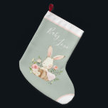 Meia De Natal Grande Sage Green Baby Love Script Elegante Baby<br><div class="desc">Um bebê doce e elegante,  "amor ao bebê". O sábio verde define o tom para simplicidade e elegância. Que doce pausa para o Natal do bebê.</div>