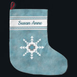 Meia De Natal Grande Southwest Winter Personalizado<br><div class="desc">Inspirada pelas rochas,  design e petroglifos distintos ao redor do artista no sudoeste,  essa obra de arte original apresenta um fundo de turquesa e cinza prateada com flocos geométricos de neve,  bordas de pinheiros e desenhos de veados baseados em petroglifos reais encontrados em Arizonas e Utah.</div>