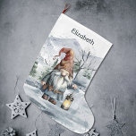 Meia De Natal Grande Watercolor Winter Christmas Gnomo Personalizado<br><div class="desc">Adicione um toque de reluz ao seu manto com esta personalizada e encantadora Cobra d'água do inverno, que é o Natal! Apresentando uma bonita design de inverno com aquarela, esta meia festiva apresenta um adorável gnomo de Natal segurando uma lanterna brilhante, colocada contra uma pacífica vista de montanha de inverno...</div>