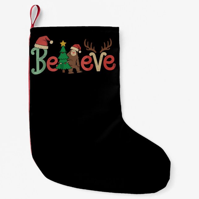 Meia De Natal Pequena Acredite em Papais noeis Bigfoot Sasquatch Reindee (Frente)