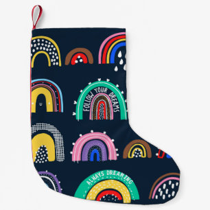 Meia De Natal Pequena Arcos-da-chuva brilhantes sobre um fundo escuro. i