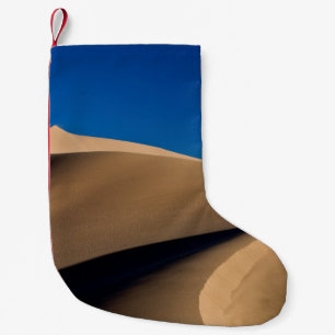 MEIA DE NATAL PEQUENA AREIA MARAVILHOSA SOB PELE AZUL DURANTE O DIA