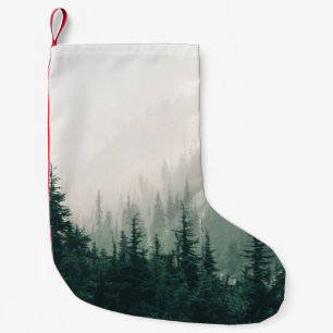 MEIA DE NATAL PEQUENA ÁRVORES DE PINOS VERDES EM TEMPO FOGGY
