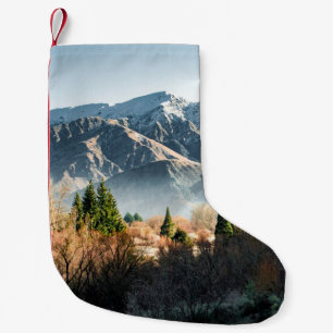 MEIA DE NATAL PEQUENA ÁRVORES VERDES PERTO DA MONTANHA COBERTA PELA NEV